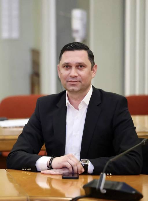 Deputatul PSD Bogdan Toader: Voi vota pentru ieşirea PSD de la guvernare în cadrul consultării interne/ Val de reacţii pe internet: ”Dacă tot ieşiţi de la guvernare, ieşiţi şi din ţară. Să nu-i uitaţi pe Ciolacu şi Grindeanu”