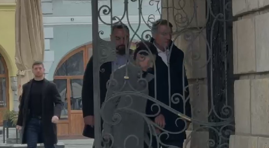 Klaus Iohannis, împreună cu soţia la slujba de Florii la biserica din centrul Sibiului / S-a oprit pentru a sta de vorbă cu câţiva oameni şi s-a fotografiat cu ei / Mesajul transmis de fostul preşedinte - VIDEO



