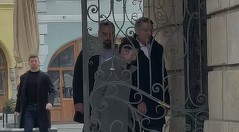 Klaus Iohannis, împreună cu soţia la slujba de Florii la biserica din centrul Sibiului / S-a oprit pentru a sta de vorbă cu câţiva oameni şi s-a fotografiat cu ei / Mesajul transmis de fostul preşedinte - VIDEO



