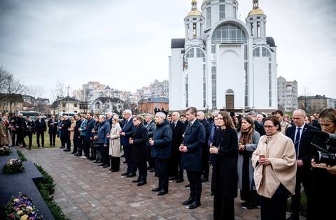 Oana Ţoiu: Astăzi, la Bucha, în Ucraina, am aprins o lumânare pentru femeile, bărbaţii şi copiii nevinovaţi ucişi în urmă cu patru ani de invadatorii ruşi / Patru ani de la una dintre cele mai negre pagini de istorie a acestui război ilegal şi barbar


