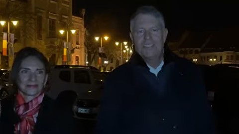 Fostul preşedinte Klaus Iohannis şi soţia sa, la slujba de Înviere, la Sibiu: Vă doresc tuturor Sărbători Pascale binecuvântate şi Florii frumoase - FOTO, VIDEO

