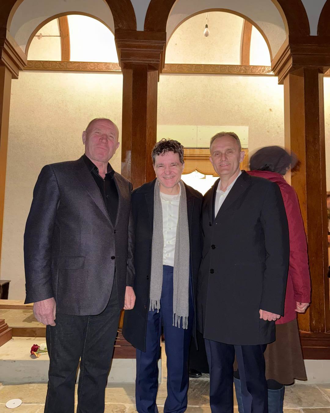 Preşedintele Nicuşor Dan, la Mănăstirea Cornu. Fotografii alături de preşedintele Consiliului Judeţean Prahova şi de primarul localităţii, ambii membri PSD - FOTO