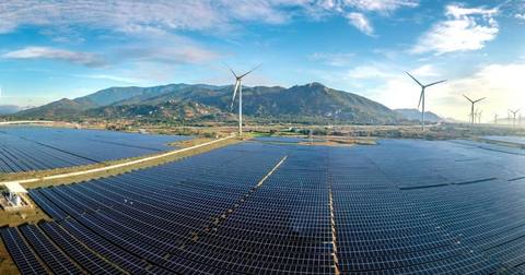 Bolojan: Energia, unul dintre domeniile esenţiale / Avem reţele blocate de proiecte speculative, companii de stat cu indicatori de performanţă nerelevanţi, o piaţă afectată de volatilitate / Cinci direcţii de acţiune

