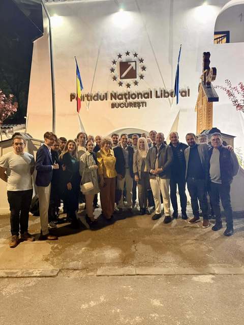 Ilie Bolojan, apariţie neanunţată la reuniunea de Paşti a PNL Bucuresti/ Sebastian Burduja: Ne-a vorbit despre faptul că politica adevărată se face cu spatele drept, nu cu capul plecat/ Nu spune ce vrei să auzi, spune adevărul şi face ceea ce spune - FOTO