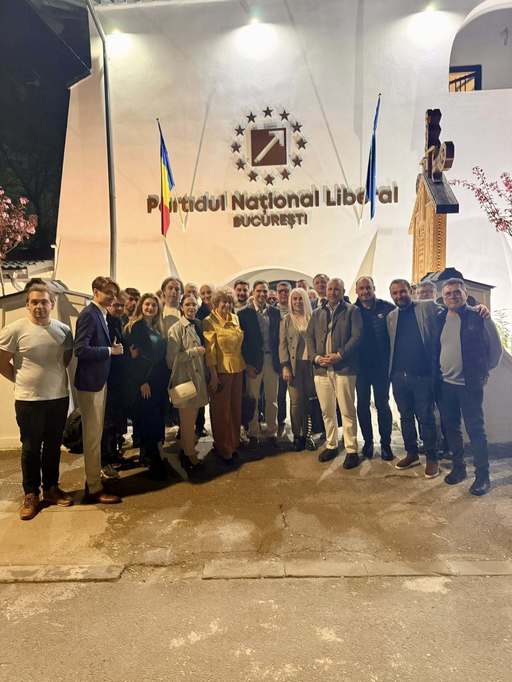 Ilie Bolojan, apariţie neanunţată la reuniunea de Paşti a PNL Bucuresti/ Sebastian Burduja: Ne-a vorbit despre faptul că politica adevărată se face cu spatele drept, nu cu capul plecat/ Nu spune ce vrei să auzi, spune adevărul şi face ceea ce spune - FOTO