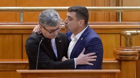 Virgil Popescu, către liderul AUR: Simioane, azi te-ai întrecut pe tine. I-ai întins Preşedintelui Nicuşor Dan ramura de măslin la începutul conferinţei de presă, iar la final, voiai să-l suspenzi