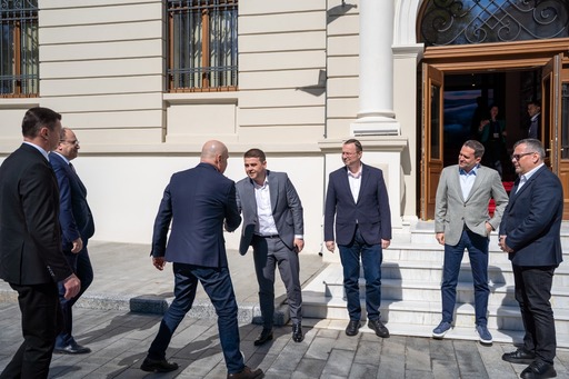Preşedintele CJ Suceava consideră „istorică” ziua semnării contractelor de proiectare şi execuţie pentru două loturi ale A7 Paşcani-Suceava şi remarcă prezenţa premierului Ilie Bolojan la eveniment: Culoarea politică a fiecăruia este mai puţin importantă
