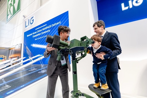 Preşedintele Nicuşor Dan, cu fiul său, la expoziţia internaţională „Black Sea Defense, Aerospace and Security – BSDA 2026”: Avem responsabilitatea să mărim alocările în zona de apărare