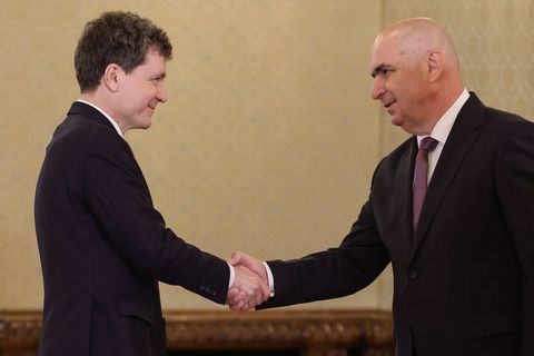 Sondaj INSCOP - Aproape 50% dintre români consideră că Nicuşor Dan a acţionat pentru a diminua neînţelegerile dintre partide/ 70,5% sunt nemulţumiţi de activitatea preşedintelui/ Aproape 70% sunt nemulţumiţi de activitatea premierului