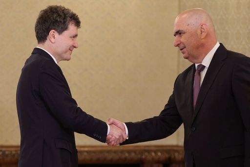 Bolojan respinge afirmaţiile potrivit cărora nu respectă Constituţia: Nu văd niciun fel de comportament de a nu respecta Constituţia