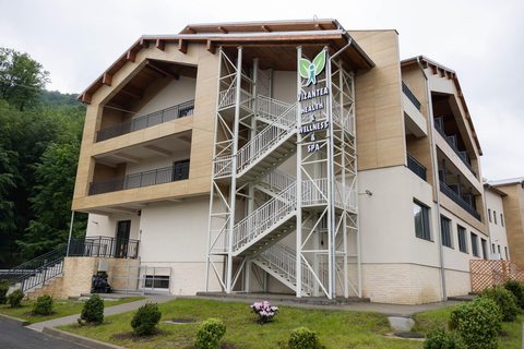 Ilie Bolojan, la inaugurarea Staţiunii Vizantea, primul complex balnear construit în România după Revoluţie: Este un proiect care va aduce turişti, va crea locuri de muncă şi va susţine dezvoltarea întregii zone / Investiţie de 12 milioane de euro