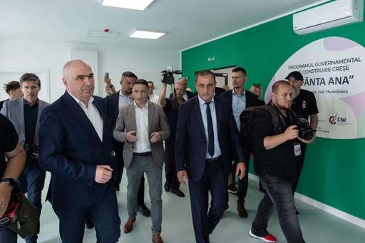 Premierul interimar Ilie Bolojan a vizitat la Haţeg trei investiţii finanţate prin PNRR: Arată cum pot fi folosiţi banii europeni pentru dezvoltarea comunităţilor locale