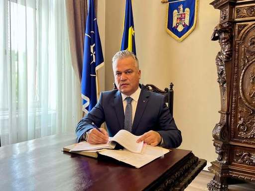 Adrian Veştea: Am absolvit o facultate din Braşov, mi-am dat licenţa la Academia de Ştiinţe Economice din Bucureşti. Am şi un masterat, sunt expert contabil / Sunt unul dintre românii care munceşte de la 18 ani, am făcut şi stagiu militar un an