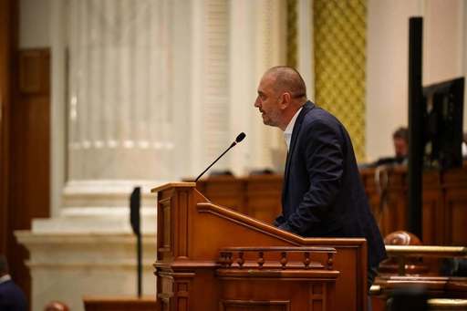 Vicepreşedinte USR: Această mascaradă trebuie oprită. Guvernul Veştea nu are susţinere/ Guvernul baronilor nu se poticneşte în politici sau proiecte, ci în marea împărţeală - cine controlează proiectele pe energie, ce gaşcă controlează drumarii