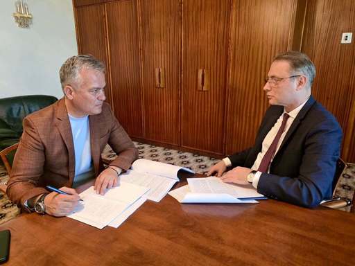 Adrian Veştea, publicând o fotografie în care apare alături de Luca Niculescu, ”viitor ministru de Externe”: Am lucrat şi pe varianta finală a Programului de guvernare pe care îl intenţionez să-l prezint Parlamentului