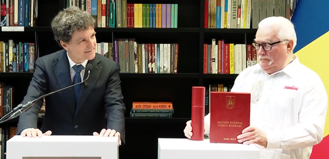 Nicuşor Dan l-a decorat în Polonia pe fostul preşedinte Lech Wałęs: Mi-aduc aminte de speranţele unor generaţii de români care, ascultând Europa Liberă şi Vocea Americii, se uitau la ce se întâmplă în Polonia