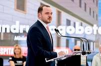 Rogobete (PSD) îl invită pe Ilie Bolojan să meargă cu el pe holurile unei secţii de oncologie: Domnule Bolojan, opriţi-vă o clipă din calcule şi din negocieri. La patul bolnavului nu există propagandă, nu există sondaje, nu existǎ Ambasade
