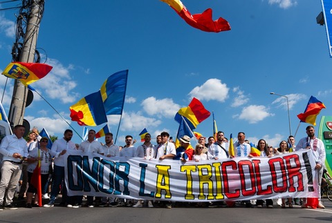 Peste 2.000 de români au sărbătorit Ziua Tricolorului la tradiţionalul Marş al Tricolorului organizat de AUR la Târgu Mureş
