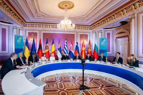 Declaraţia de la Kiev: Rămânem uniţi în convingerea că nu poate exista o pace durabilă, securitate, stabilitate în Europa fără o Ucraină suverană şi independentă / Solicităm Rusiei să înceteze imediat războiul!