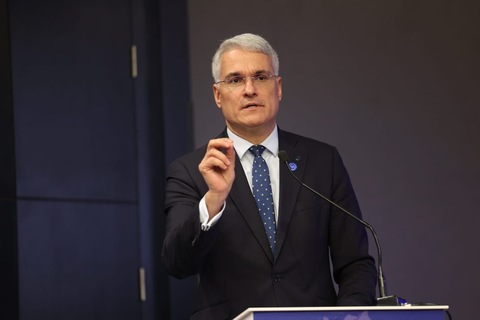 Pîslaru, după ce Senatul a votat amendamentele la legislaţia decarbonizării: Consecinţele vor fi devastatoare - evaluări negative ale agenţiilor de rating, pierderea credibilităţii de ţară şi blocarea fondurilor pentru spitale, şcoli şi infrastructură