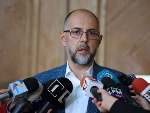 Kelemen Hunor, întrebat dacă UDMR l-ar susţine pe Grindeanu pentru funcţia de premier: E un nou film, se poate discuta, dar nu suntem în acea fază. Noi l-am propus pe Siegfried Mureşan. Până când preşedintele nu desemnează un premier, nu plec din barcă