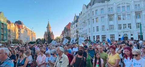 Miting de susţinere pentru primarul Dominic Fritz, la Timişoara / Câteva sute de oameni s-au adunat în Piaţa Victoriei - FOTO / VIDEO 