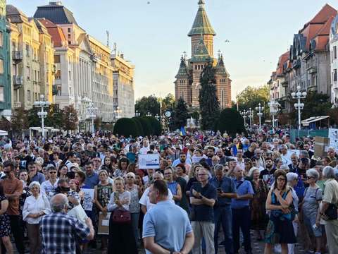 Miting de susţinere pentru primarul Dominic Fritz, la Timişoara / Câteva sute de oameni s-au adunat în Piaţa Victoriei - FOTO / VIDEO 