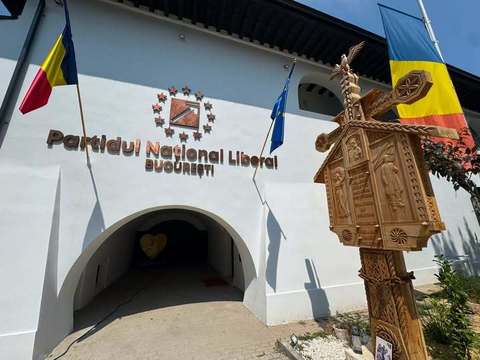 Conducerea PNL a validat noi preşedinţi interimari la filialele PNL din Capitală: Sanda Nicola, la Sectorul 2, Oana Gheorghiu la Sectorul 4, Dragoş Pîslaru, la Sectorul 3 şi Andrei Badiu la Sectorul 5