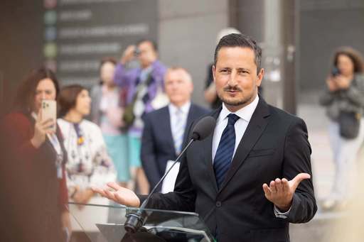 Nicu Ştefănuţă critică dur lipsa de reacţie a politicienilor, dar şi reacţia lui Nicuşor Dan în cazul şefului SPP, Lucian Pahonţu: „...un scuipat pe memoria victimelor acelor zile. Ei au fost eroi, noi slugoi. (...) Respect Recorder, ruşine în rest”