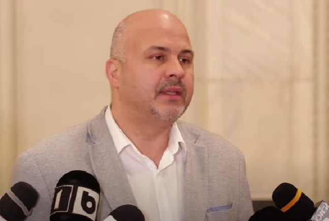 Deputatul USR Emanuel Ungureanu a depus plângere penală la DNA şi o sesizare la Agenţia Naţională de Integritate, după ce presa a relatat despre zborurile de lux ale judecătorului CCR Cristian Deliorga