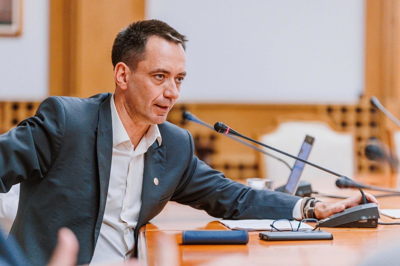 Csoma Botond (UDMR): Sărutarea drapelului la comandă, sub ameninţarea unei amenzi? Asta doreşte AUR să se prevadă în lege. Funcţionarii, directorii de şcoli, obligaţi să sărute tricolorul românesc