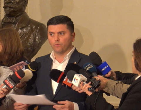 Adrian Cozma (PNL): Ce se întâmplă acum în Piaţa Victoriei este un alt exemplu de diversiune pus la cale de partidele extremiste. Sunt aceiaşi oameni care merg prin ţară cu Georgescu şi aceiaşi „şoşocari” care nu sunt la primele evenimente violente