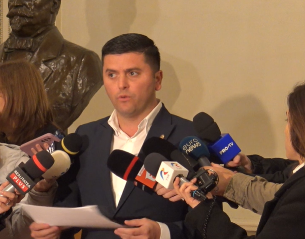 Adrian Cozma (PNL): Ce se întâmplă acum în Piaţa Victoriei este un alt exemplu de diversiune pus la cale de partidele extremiste. Sunt aceiaşi oameni care merg prin ţară cu Georgescu şi aceiaşi „şoşocari” care nu sunt la primele evenimente violente