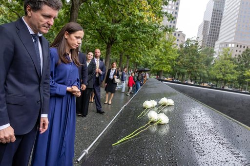 Nicuşor Dan: La Memorialul 9/11, am depus flori în memoria tuturor celor care şi-au pierdut viaţa în acea zi tragică, inclusiv a cetăţenilor români care nu s-au mai întors acasă