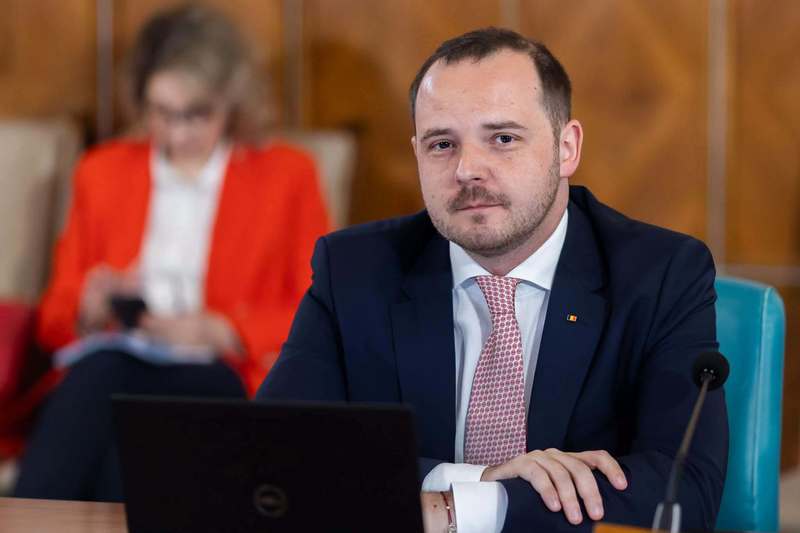 Fostul ministru al Sănătății Alexandru Rogobete, critic la adresa Oanei Gheorghiu, propunerea premierului desemnat pentru Ministerul Sănătății: „Interesul poartă fesul? (...) Unde este, în Programul de Guvernare, Oana Gheorghiu din societatea civilă?