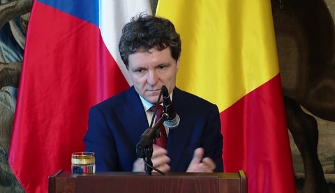 Nicuşor Dan: Dacă permitem ca 10.000 de conturi false să amplifice un mesaj, vocea cetăţeanului nu se mai aude. E o chestiune extrem de importantă a democraţiei noastre şi trebuie să avem curajul să reglementăm. Nu să interzicem libertatea de exprimare