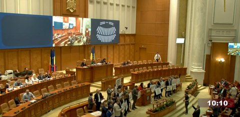 USR, protest în Camera Deputaţilor – Parlamentarii cer înfiinţarea Comisiei parlamentare de anchetă ”Mykonos-Nordis” - FOTO / VIDEO