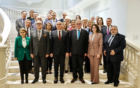 Premierul interimar Ilie Bolojan s-a întâlnit cu ambasadorii statelor membre ale UE şi cu reprezentantul Comisiei Europene acreditat la Bucureşti /  Le-a mulţumit pentru colaborarea şi sprijinul constant acordat Guvernului