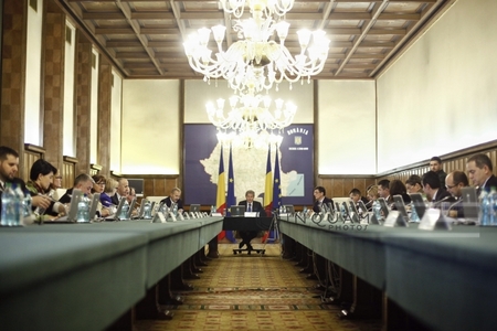Guvernul discută într-o şedinţă informală pregătirea preşedinţiei române a Consiliului UE