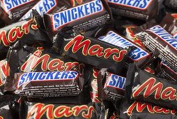 Batoane Mars şi Snickers, retrase din mai multe ţări europene, după ce într-unul au fost găsite bucăţi de plastic 