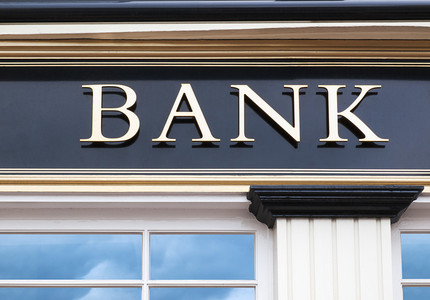 ANALIZĂ: Băncile traversează o criză existenţială