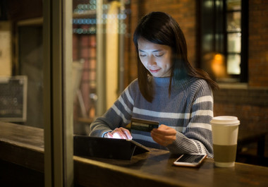 Raport UE: Numai 2% dintre români fac cumpărături online de la un comerciant dintr-un alt stat membru