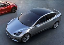 Tesla a prezentat noul sedan electric Model 3; fanii au format cozi lungi la magazine pentru comenzi. FOTO. VIDEO