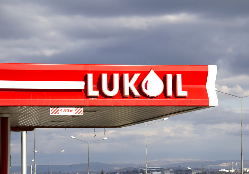 Profitul net al Lukoil a scăzut cu 26% în 2015, din cauza declinului cotaţiilor petrolului