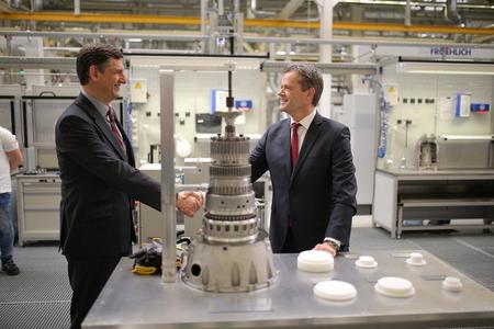 Daimler a deschis o nouă fabrică la Sebeş, investiţia de peste 300 mil. euro creează 1.000 de noi locuri de muncă