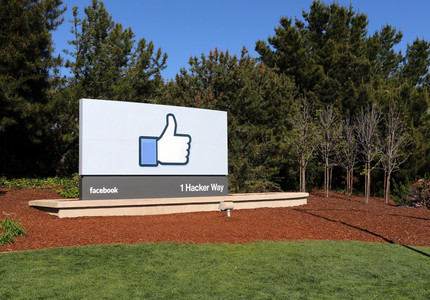 Facebook a angajat un fost director la Pentagon şi Google pentru dezvoltarea de produse hardware