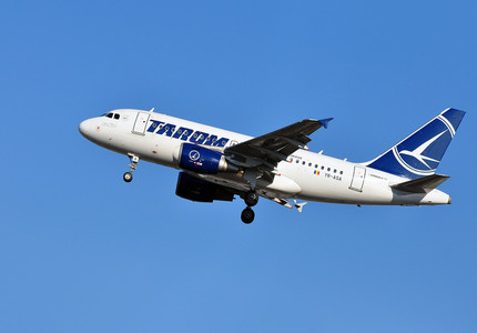Pasagerul pentru care avionul Tarom Bucureşti-Amsterdam a aterizat la Timişoara a sunat la 112 anunţând că e sechestrat în aeroport