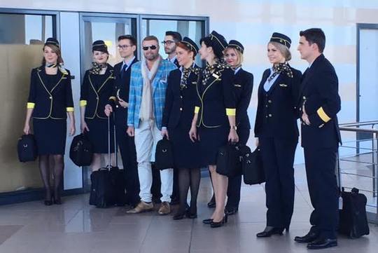 Piloţii şi însoţitorii de bord de la Tarom au uniforme noi, create de Cătălin Botezatu (FOTO: Inquam Photos / George Calin)