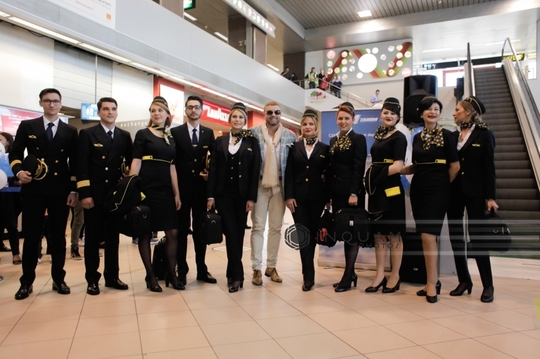 Piloţii şi însoţitorii de bord de la Tarom au uniforme noi, create de Cătălin Botezatu (FOTO: Inquam Photos / George Calin)