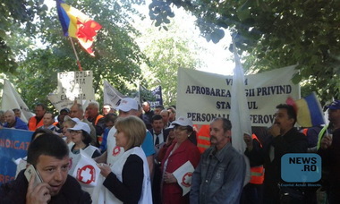 Miting de ziua feroviarilor la Ministerul Transporturilor, la care participă sute de ceferişti